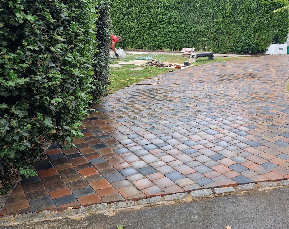 Curved block-paved driveway in mixed red and charcoal blocks